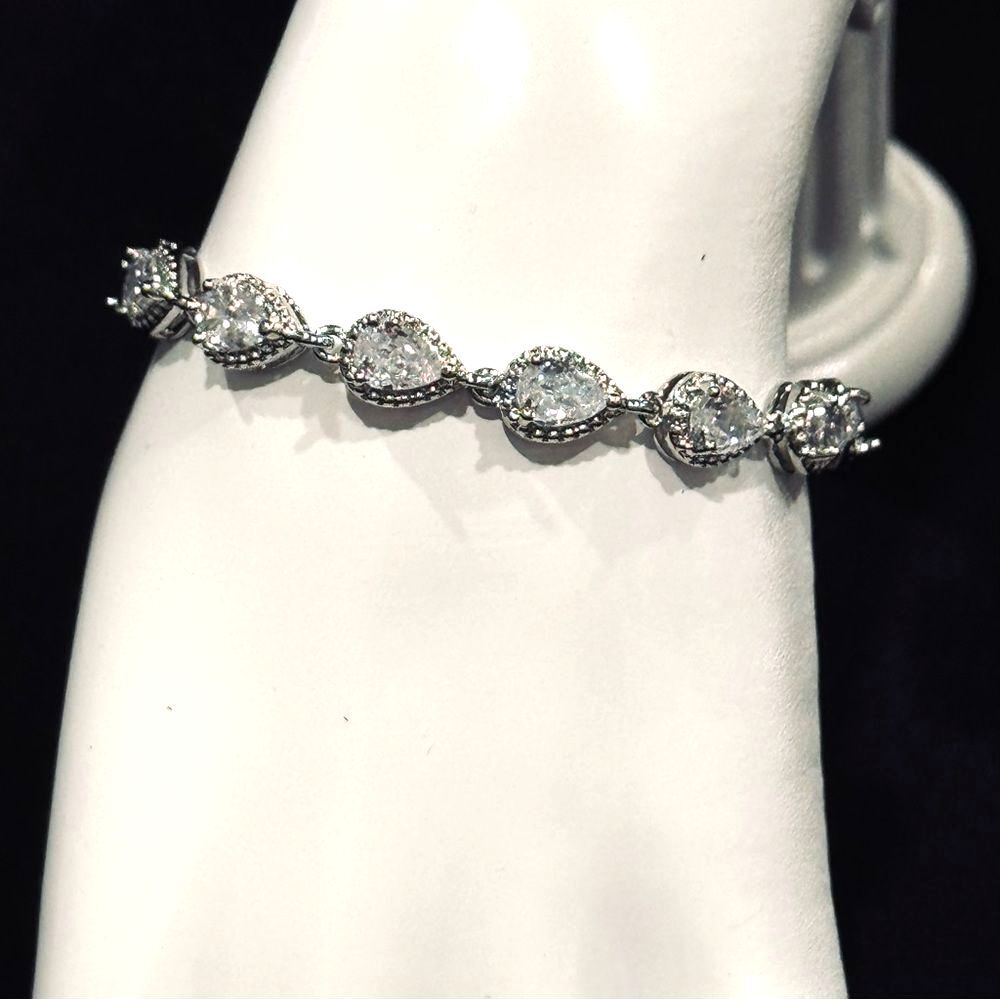 AJ USA Boutique Teardrop-shaped VVS CZ Bridal Tennis Bracelet 5.75 inch NWT
